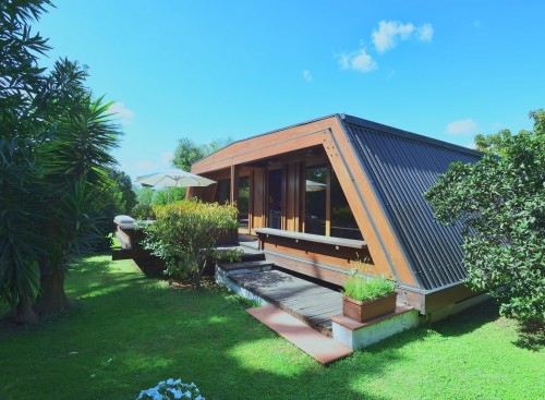 Design Cottage with Pool and Parking