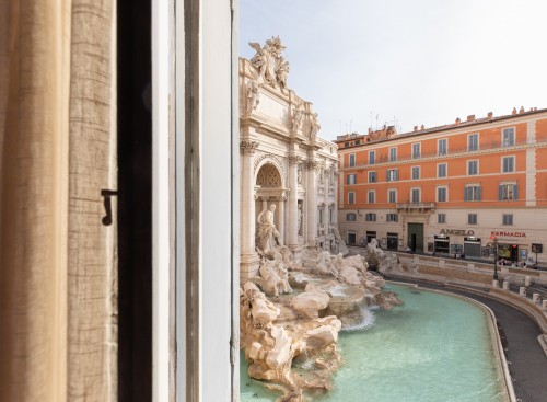 Trevi Fountain at your feet
